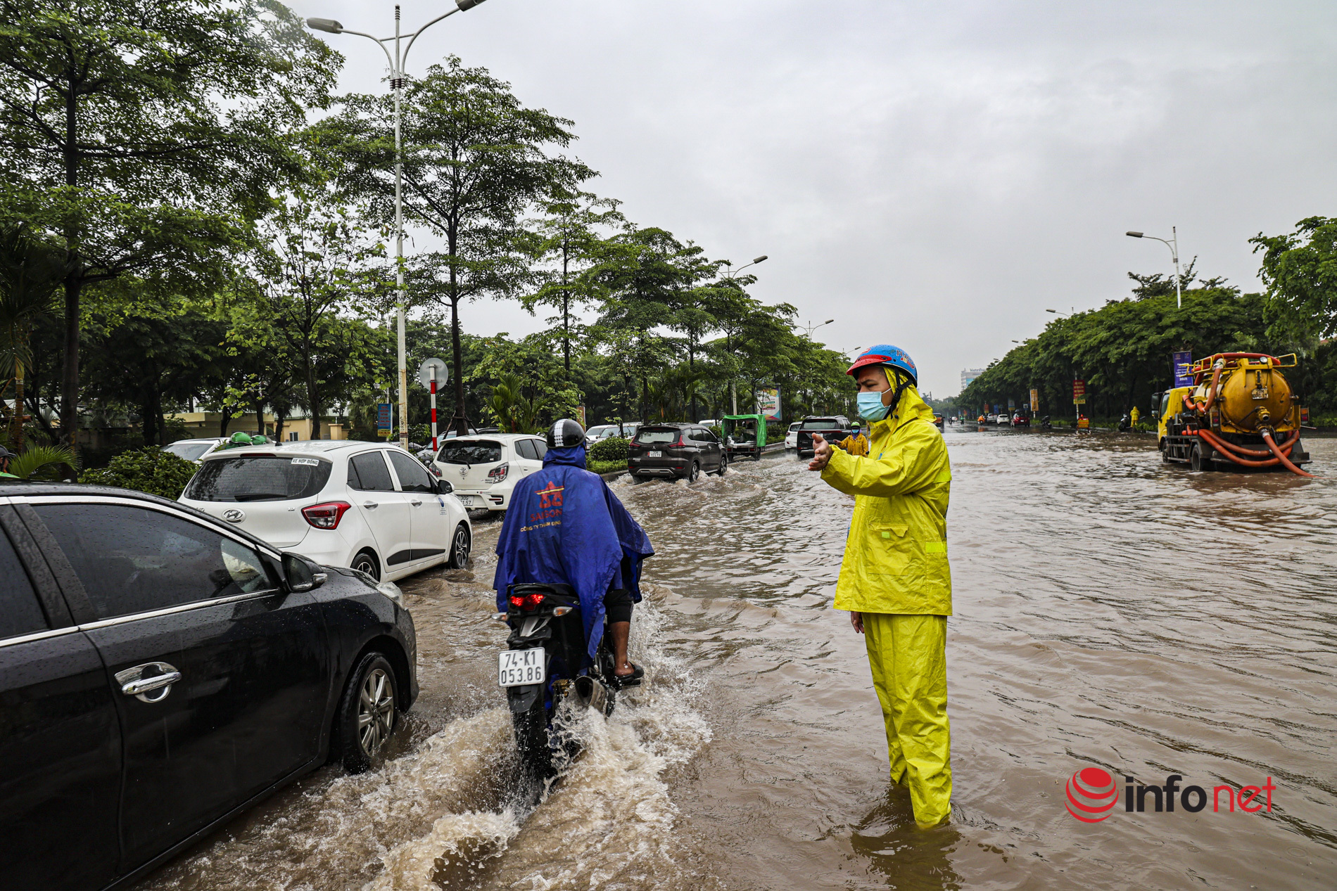 Ngớt mưa, đường phố Hà Nội vẫn ngập nặng