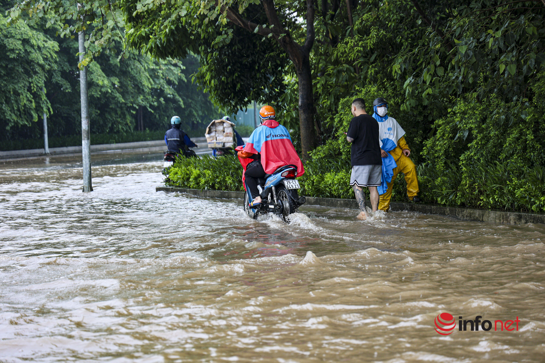 Ngớt mưa, đường phố Hà Nội vẫn ngập nặng