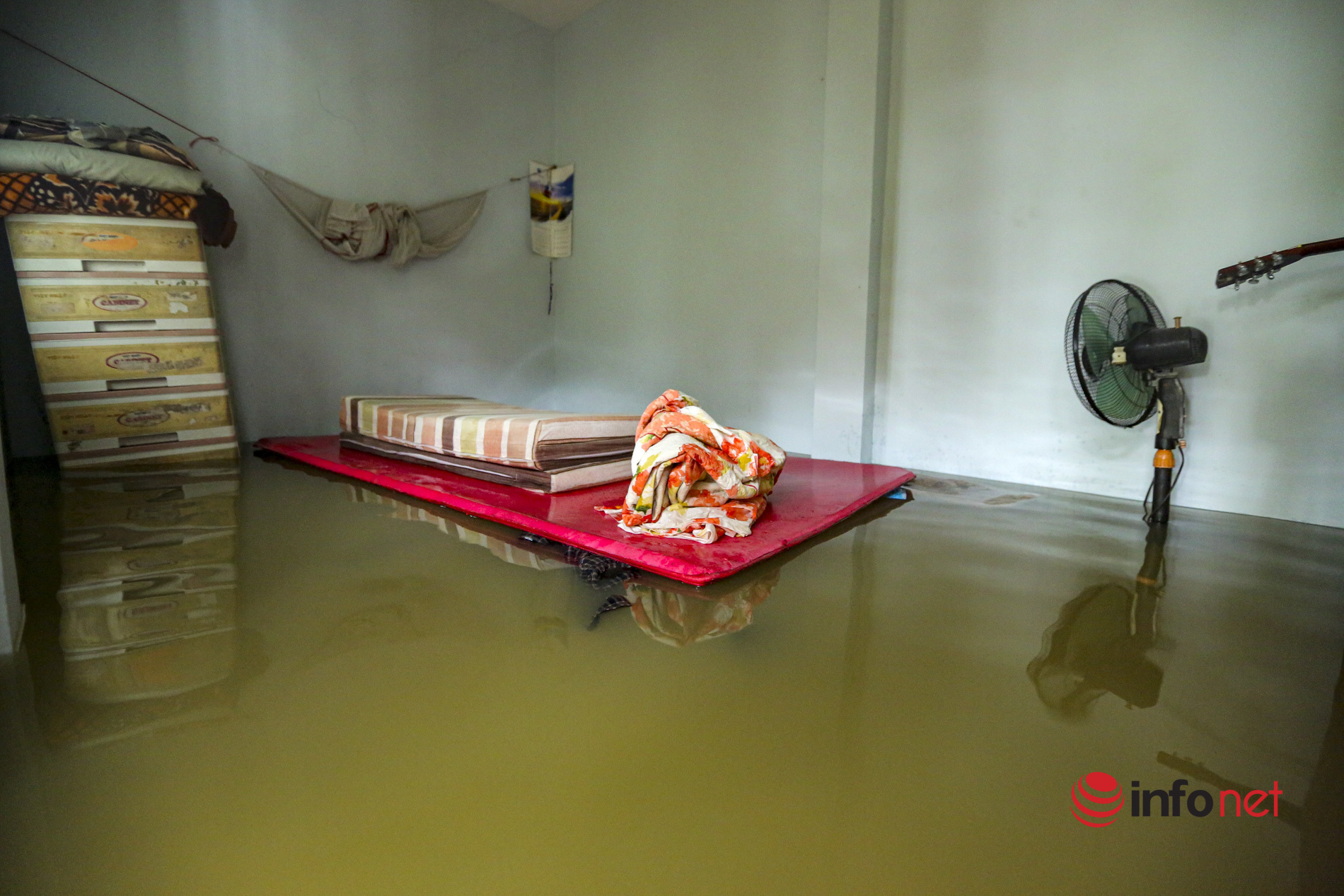 Nước sông lên cao, hàng chục hộ dân ở ngoại ô Hà Nội hối hả 'chạy lụt'