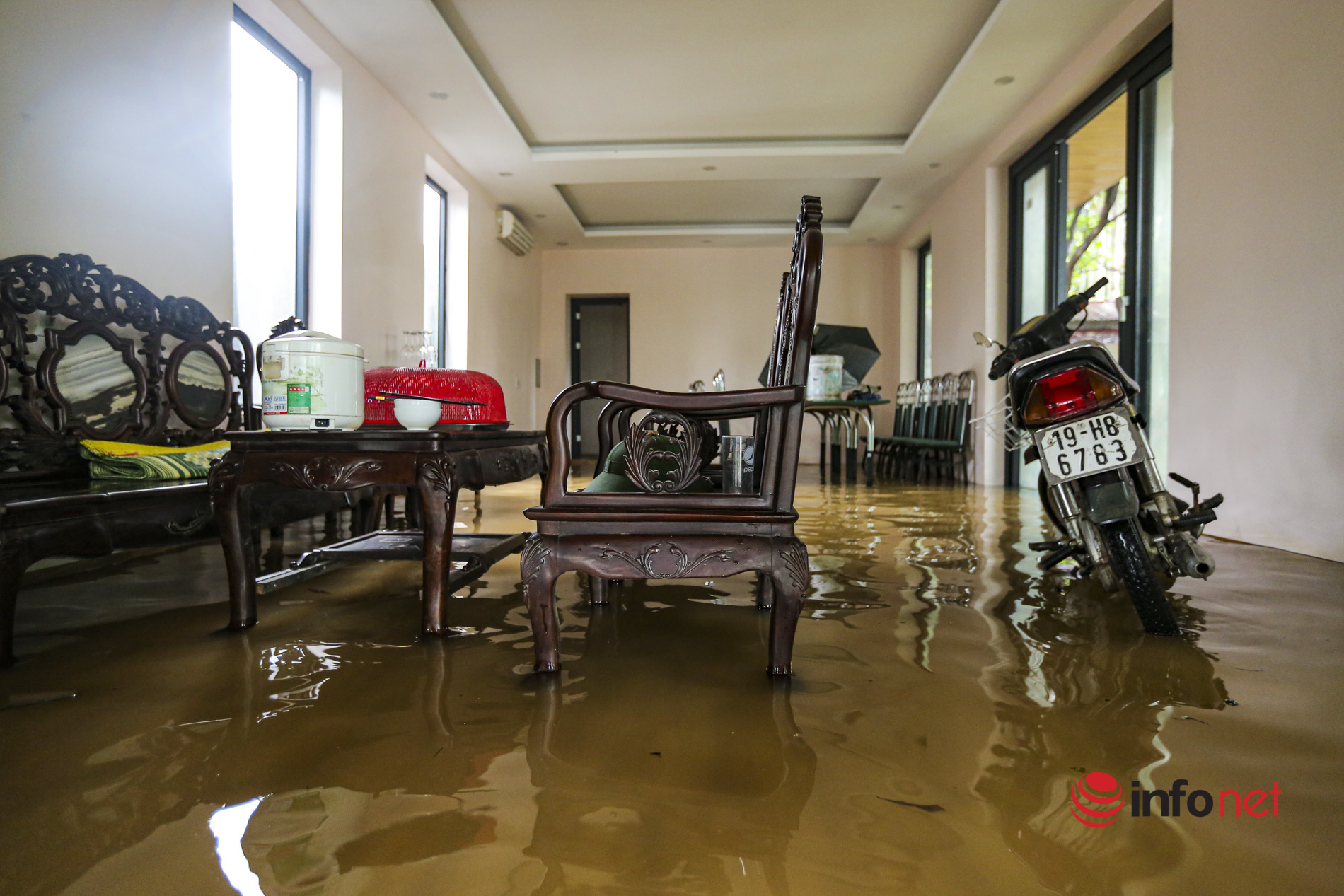 Nước sông lên cao, hàng chục hộ dân ở ngoại ô Hà Nội hối hả 'chạy lụt'