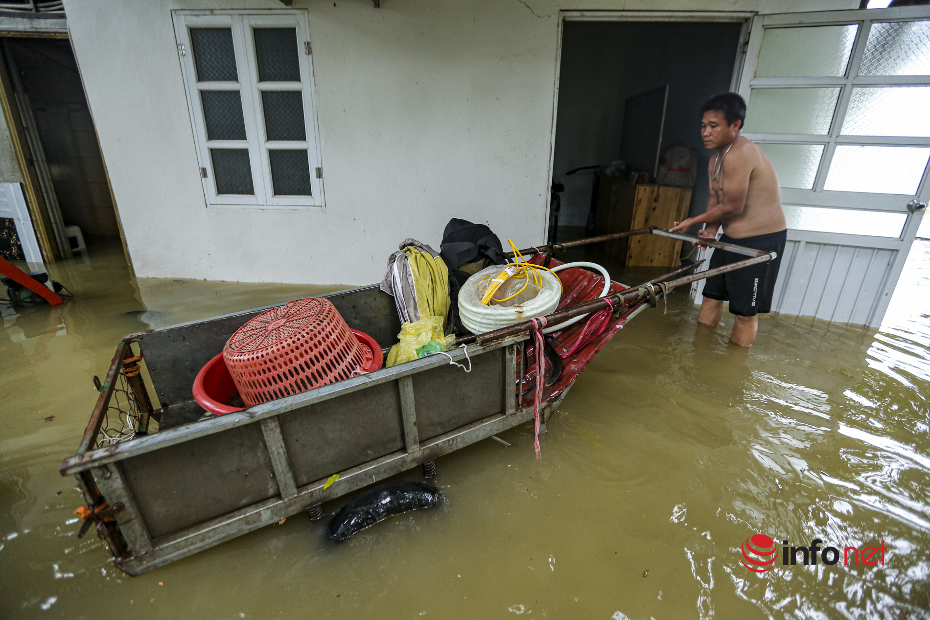 Nước sông lên cao, hàng chục nhà dân ngoại ô Hà Nội chìm trong biển nước