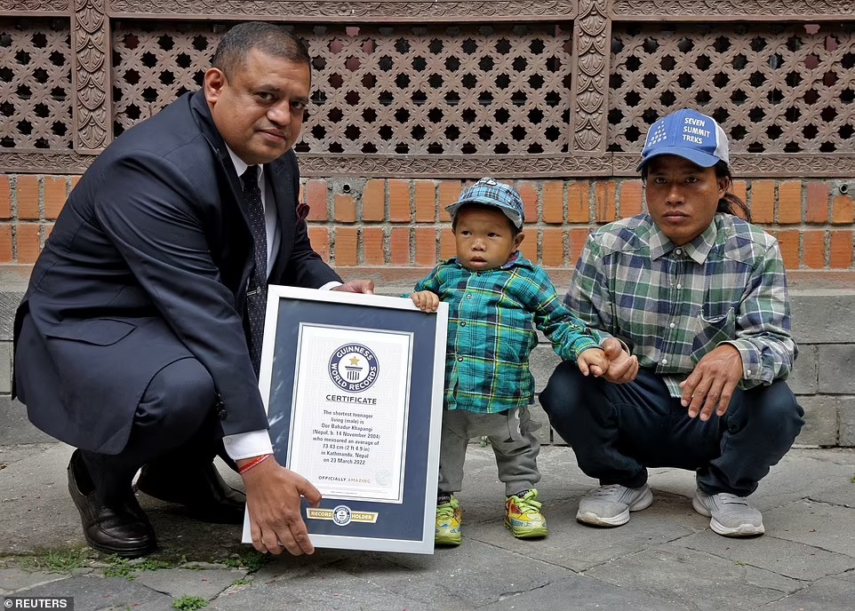 Người lùn nhất Nepal lập kỷ lục Guinness thế giới