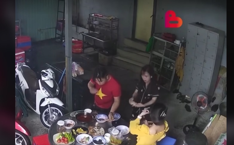 While eating, the owner fell down because of the 'passing rain'