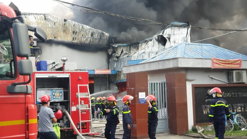Quảng Nam: Công ty may bốc cháy ngùn ngụt lúc giữa trưa, cột khói đen ngòm bốc cao hàng chục mét