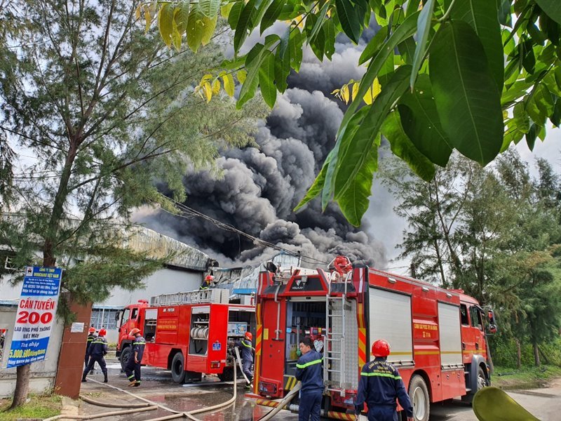Quảng Nam: Công ty may bốc cháy ngùn ngụt lúc giữa trưa, cột khói đen ngòm bốc cao hàng chục mét