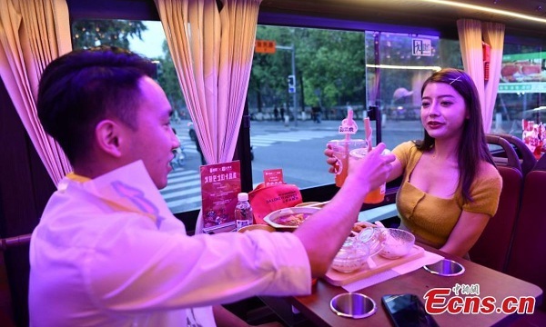 Chuyến xe buýt đặc biệt giúp du khách 'no cái bụng, đã con mắt'