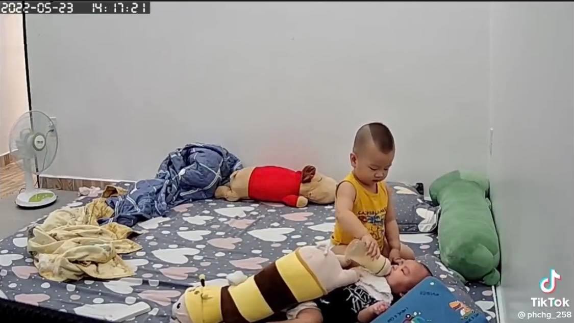 'Sweetheart' clip a 20-month-old brother gives his 4-month-old brother milk in a 'professional way'