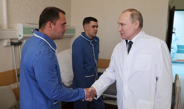 Ông Putin thăm các binh sĩ Nga bị thương trong chiến dịch quân sự ở Ukraine