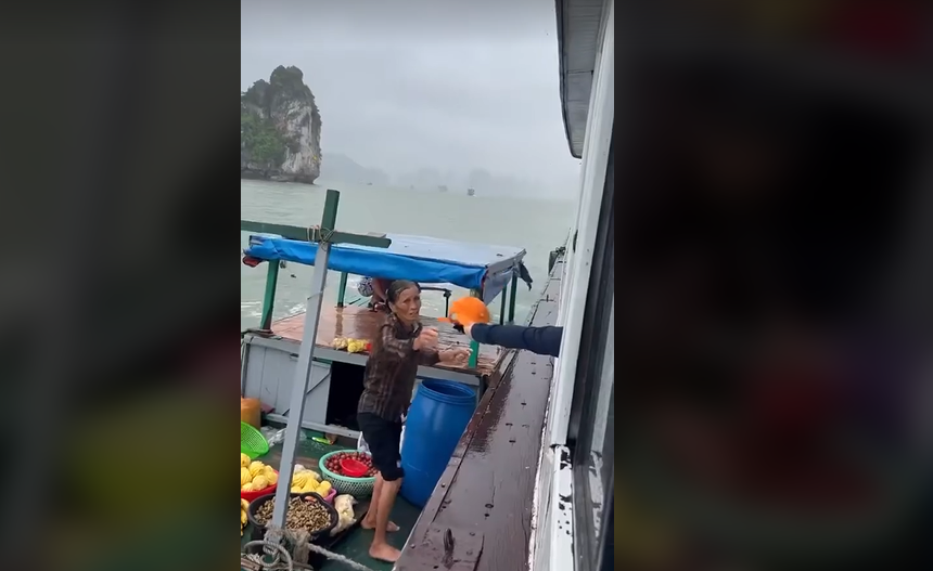 Clip người phụ nữ vì mưu sinh mà bất chấp mưa gió nguy hiểm tại Vịnh Hạ Long