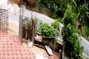 Terrified clip of mountain landslide in Thai Nguyen, the man narrowly escaped