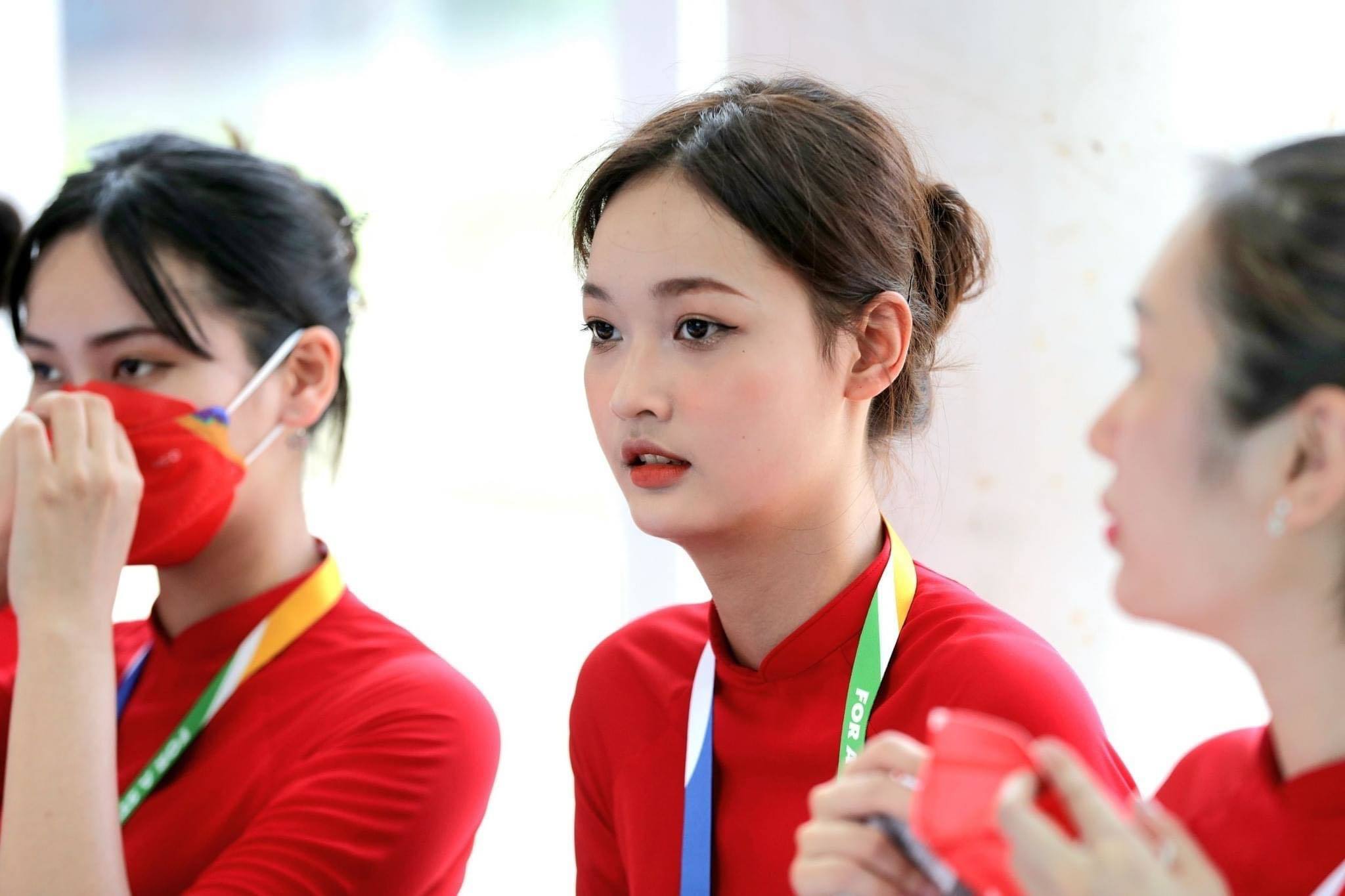 Nữ sinh ĐH Hà Nội xinh như búp bê gây ấn tượng khi làm TNV SEA Games 31