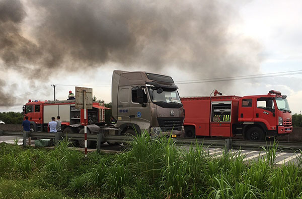 Tractor truck suddenly caught fire on National Highway 1A