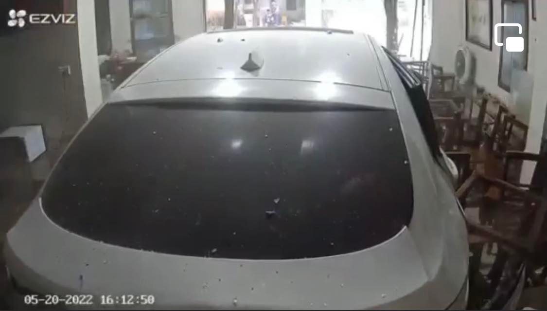 Backing up the car 'for a lifetime', the driver rushed like an arrow into the restaurant, a dangerous moment for the people inside