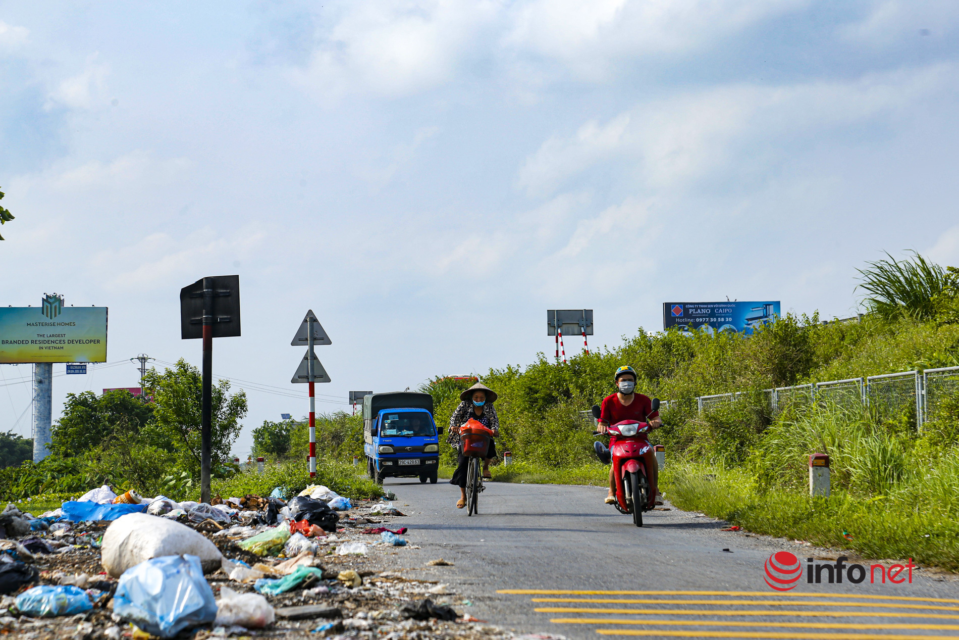 Garbage surrounds Phap Van - Cau Gie highway, people 500m away can't stand the stench.