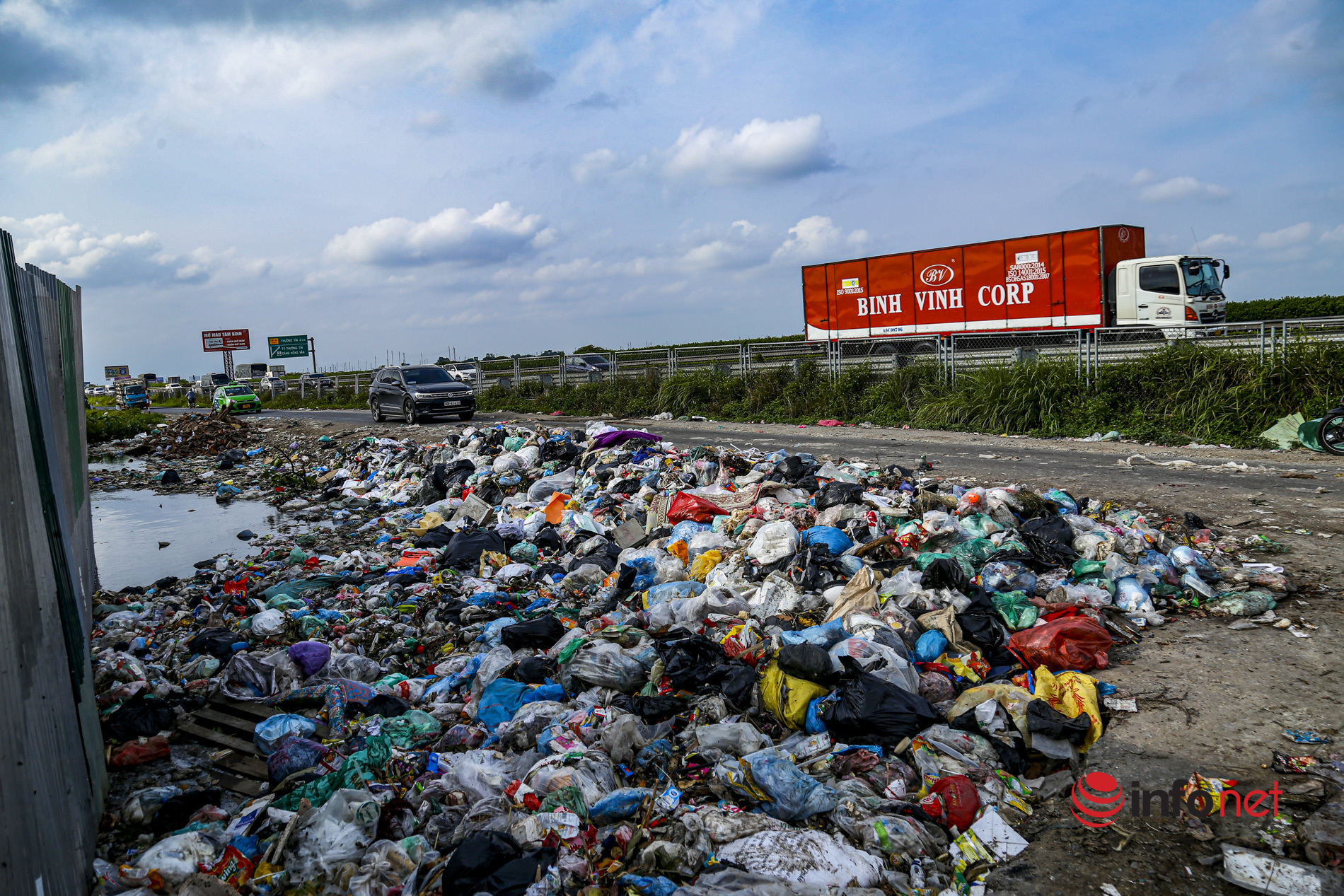 Garbage surrounds Phap Van - Cau Gie expressway, people 500m away can't stand the stench.