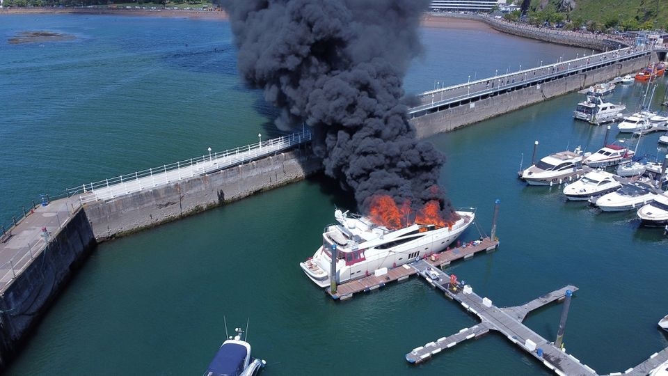Siêu du thuyền bốc cháy ngùn ngụt, 7,5 triệu USD tiêu tan theo làn khói