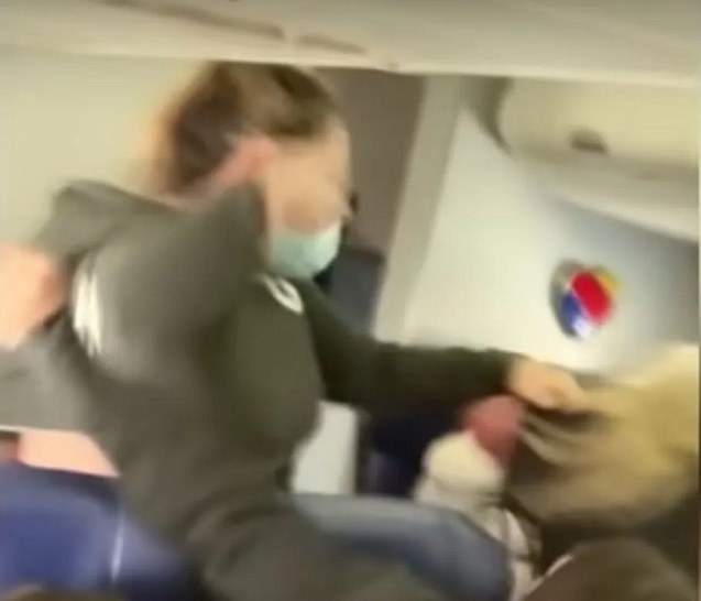 Nữ hành khách đi tù 15 tháng vì đánh gãy răng tiếp viên hàng không