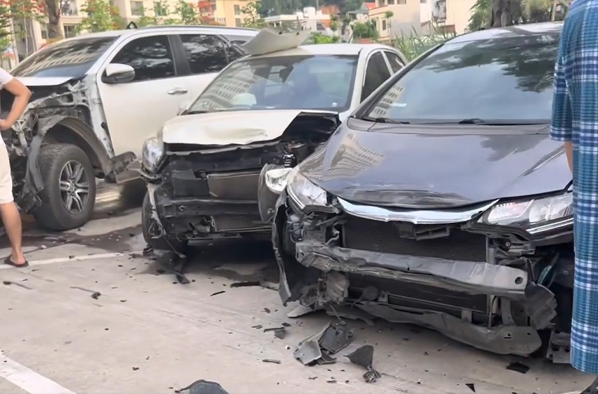 Clip of the scene of the destruction of the pickup truck 'through apples' dozens of cars at dawn