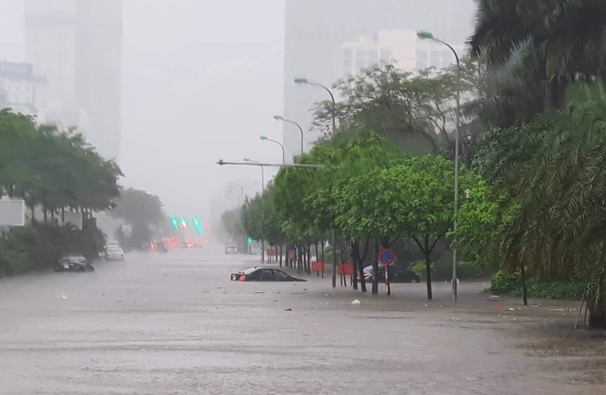 Mưa lớn, hàng loạt tuyến phố ở Hà Nội biến thành sông