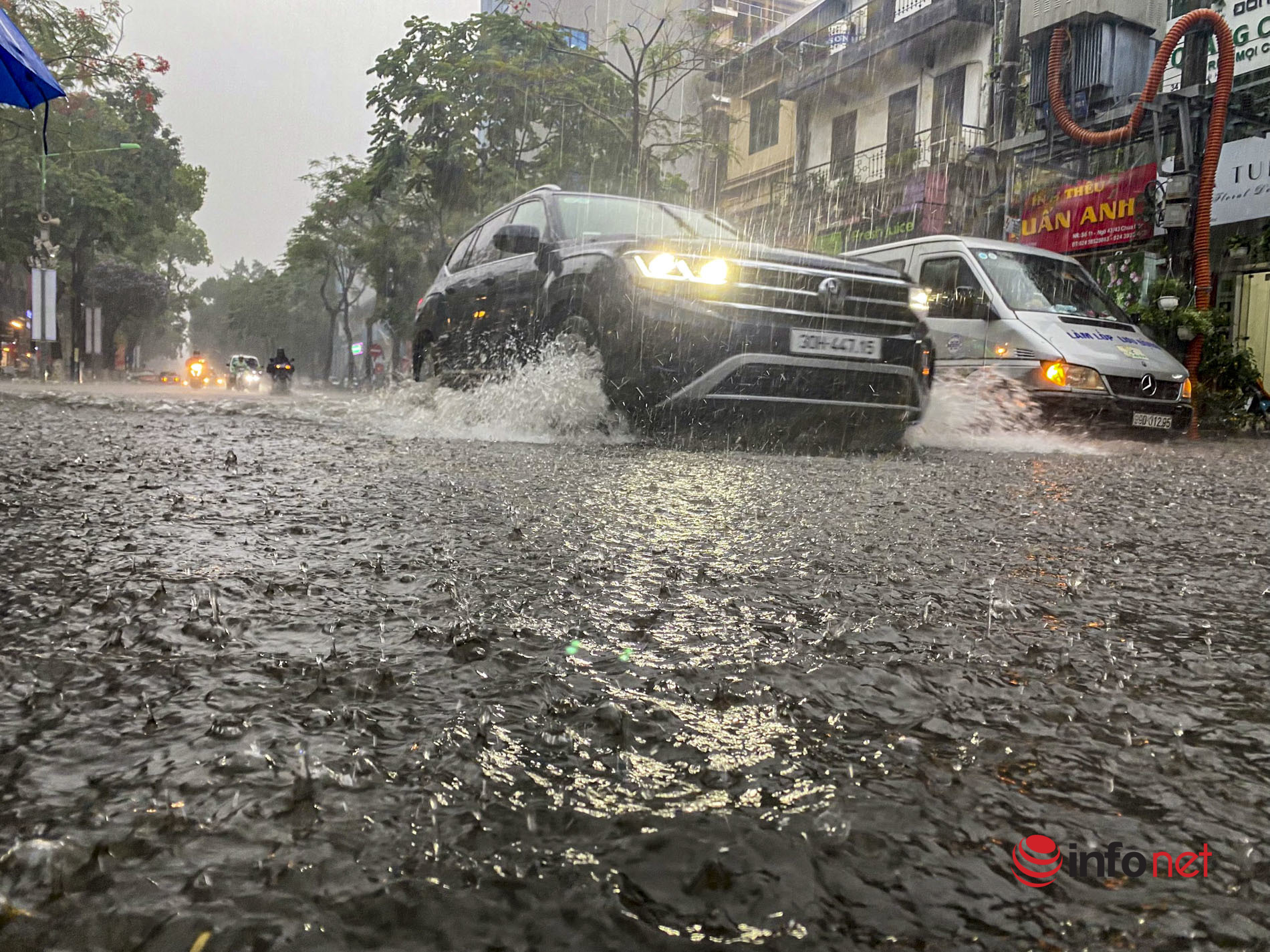 Hà Nội: Phố thành sông, ô tô chờ cứu hộ sau trận mưa lớn