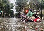 Hà Nội: Phố thành sông, ô tô chờ cứu hộ sau trận mưa lớn