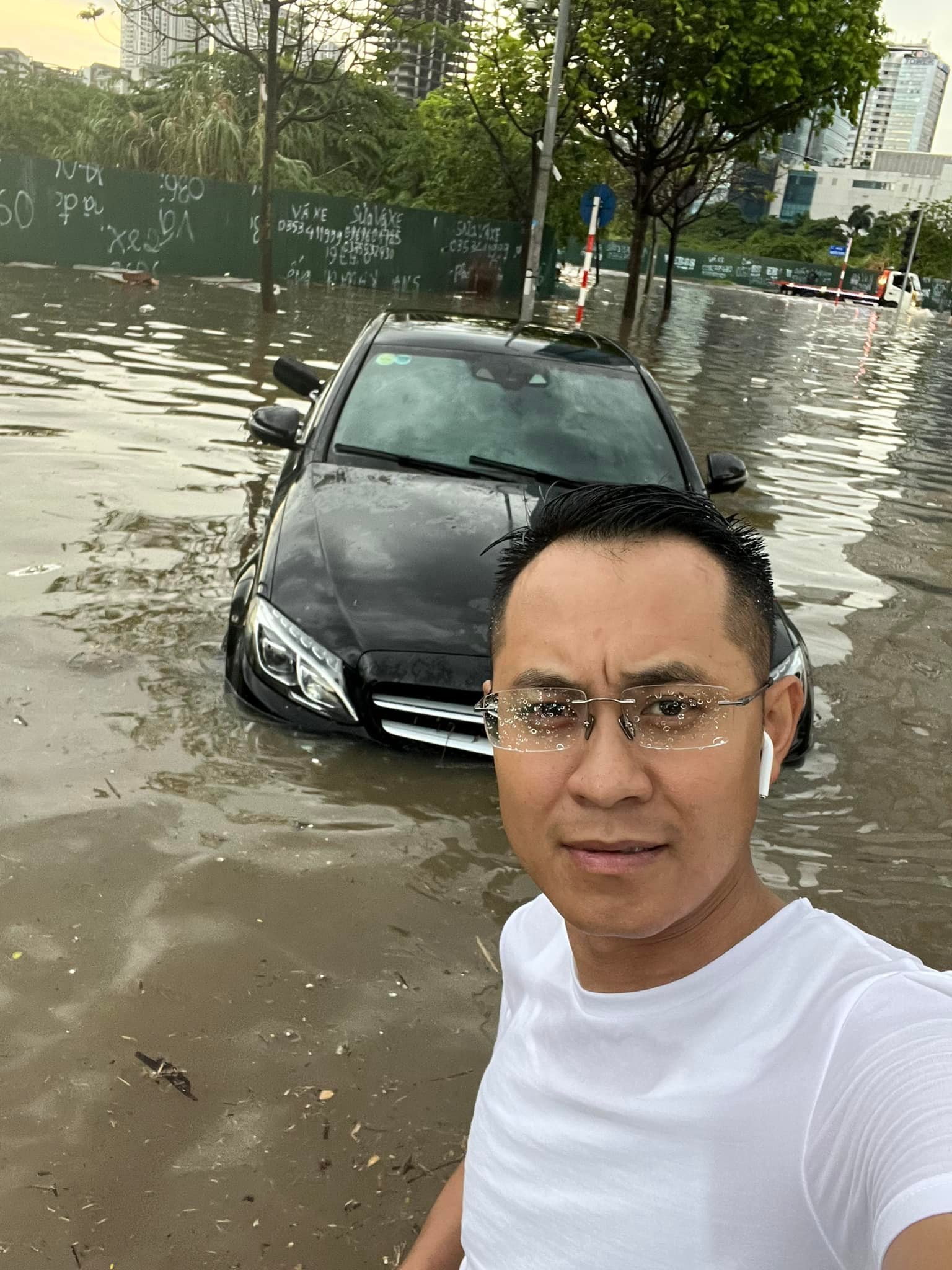 The man driving the 'brightest' MXH on social media after the rain flooded Hanoi: I just 'buy time', consider it a memorable memory!