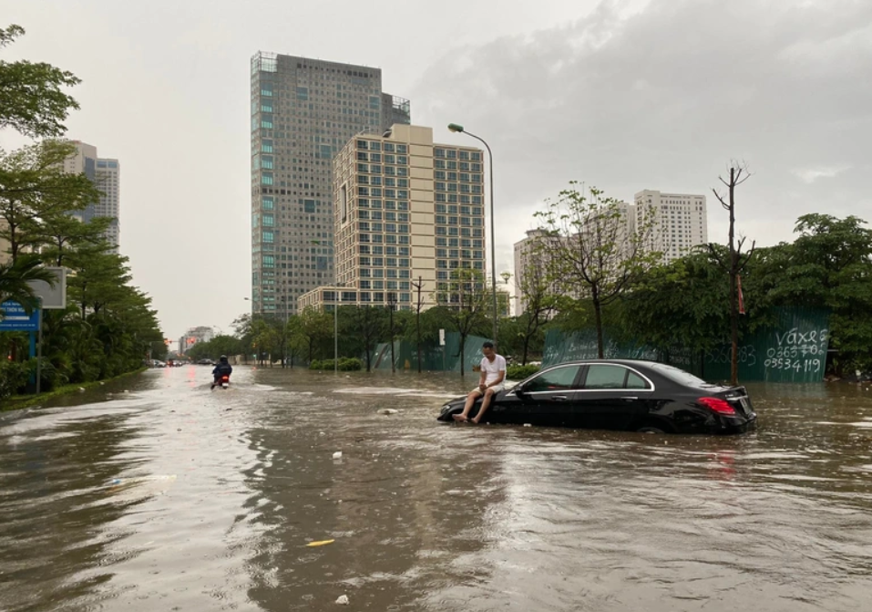Người đàn ông đi xe Mẹc ‘sáng nhất’ MXH sau mưa ngập Hà Nội: Tôi chỉ 'câu giờ', xem như 1 kỷ niệm đáng nhớ!