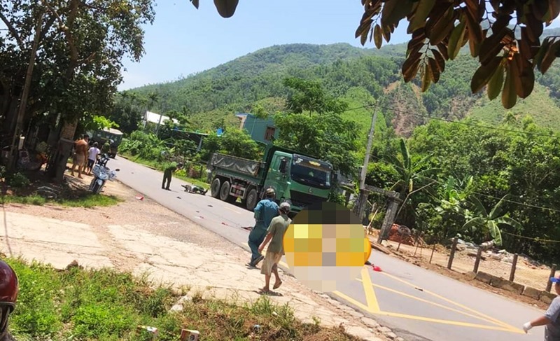 Quang Nam: Going to the hospital to take care of a sick child, the couple died in an accident