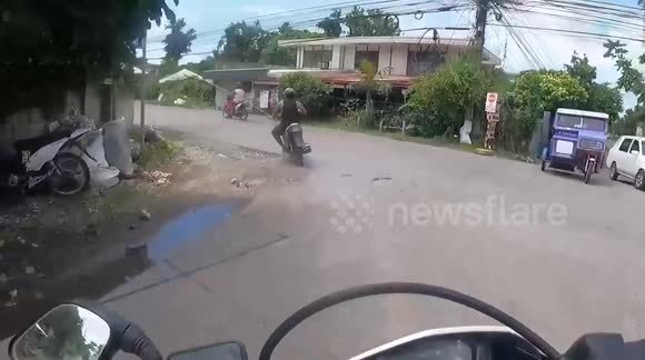 Cảnh sát lái xe máy đuổi theo người vi phạm giao thông như phim hành động