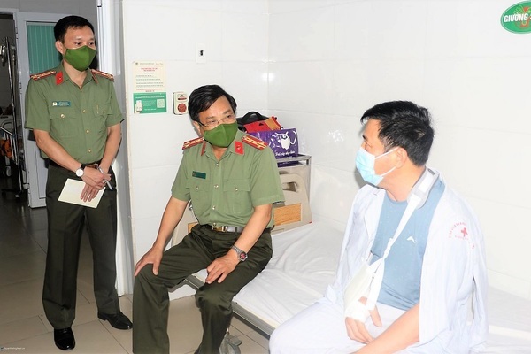Nghe An: With a broken arm, the ward police chief is still brave, successfully controlling the ‘addict’