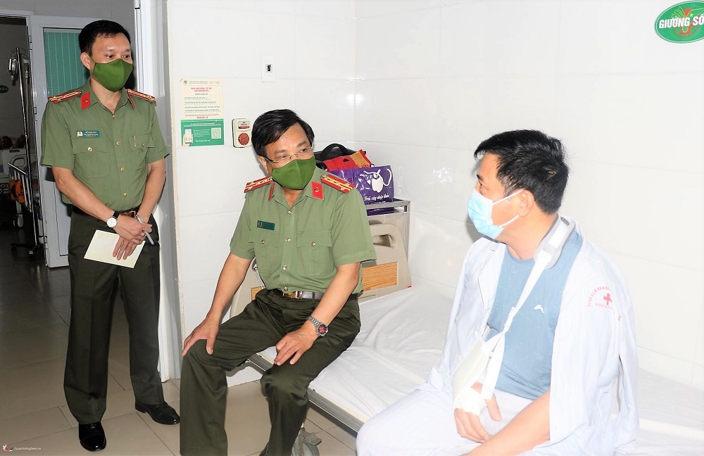 Nghe An: With a broken arm, the ward police chief is still brave, successfully controlling the 'addict'
