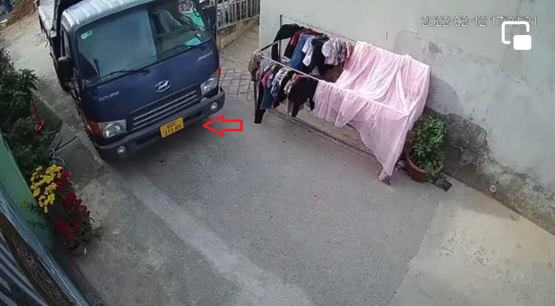 The baby faced 'death', got under the truck in a heart-stopping moment