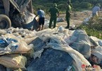 Hà Tĩnh: Bắt quả tang nhóm người đổ trộm gần 3 tấn chất thải ra môi trường