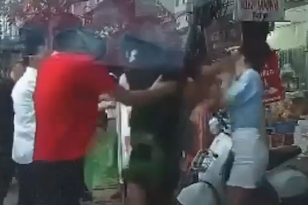 2 men aggressively beat women after a traffic collision in a crowded street: Thanh Xuan district police are urgently searching