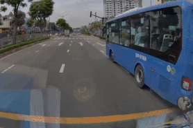 Đứng tim pha phản xạ chớp nhoáng của tài xế xe bus khi gặp xe máy tạt đầu