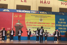 Học sinh lớp 12 Hải Phòng hát 'siêu phẩm' của Nguyễn Hưng trong lễ tổng kết, bất ngờ gây bão mạng xã hội