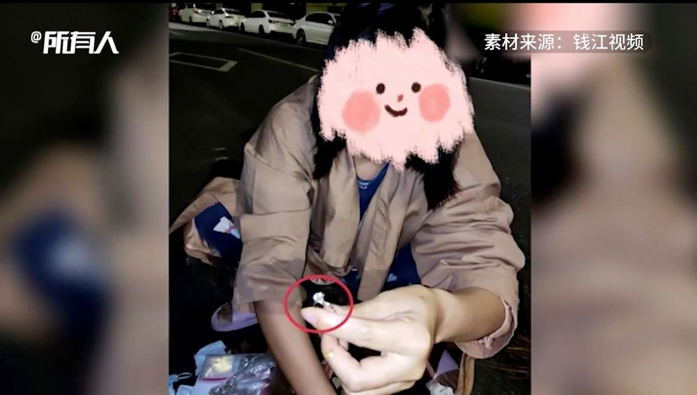 Cảnh sát lục tung 30 thùng rác tìm lại chiếc nhẫn kim cương bị vứt nhầm