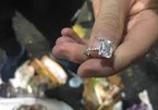 Cảnh sát lục tung 30 thùng rác tìm lại chiếc nhẫn kim cương bị vứt nhầm
