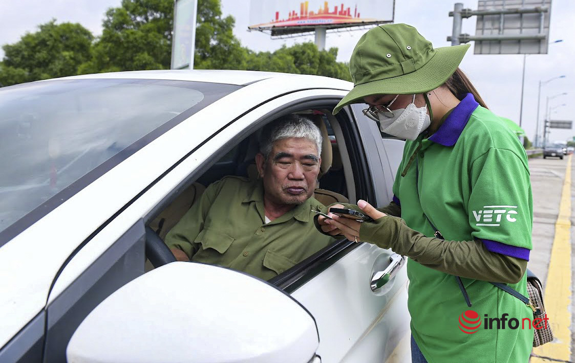 On the first day of implementing 100% non-stop toll collection on the Hanoi - Hai Phong highway, many violators were only warned.