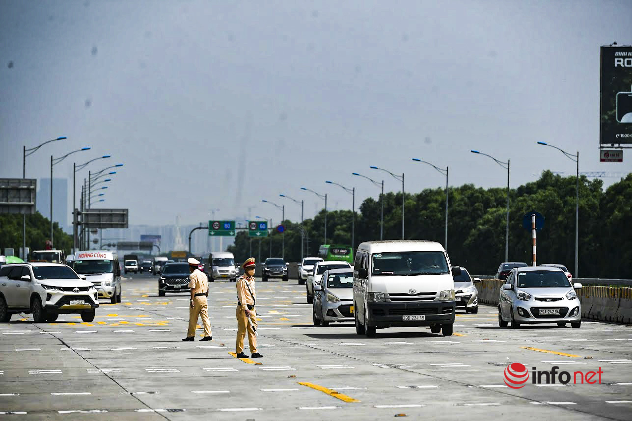On the first day of implementing 100% non-stop toll collection on the Hanoi - Hai Phong highway, many violators were only warned.