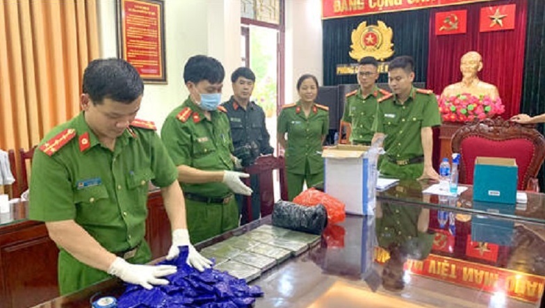 Breaking a transnational drug ring, seizing a gun and nearly 3 billion VND