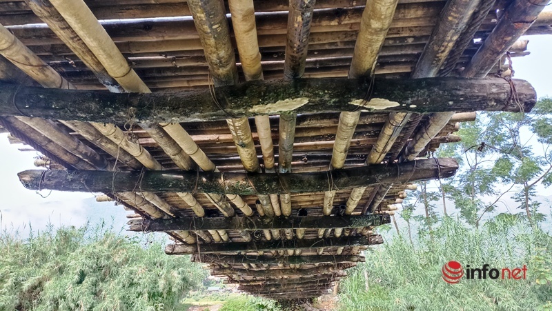 Những cây cầu ọp ẹp chòng chành vắt qua suối chảy xiết, lo ngại tai nạn mùa lũ về