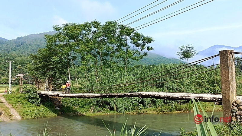 Những cây cầu ọp ẹp chòng chành vắt qua suối chảy xiết, lo ngại tai nạn mùa lũ về