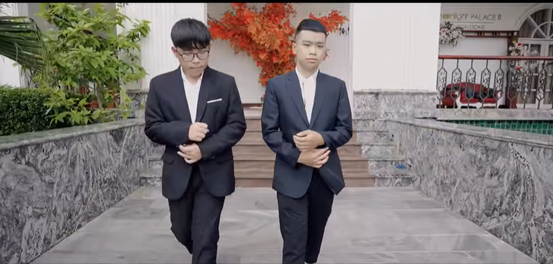 The yearbook photo of the 'rich son' style of a 9th grader in Quang Tri is controversial