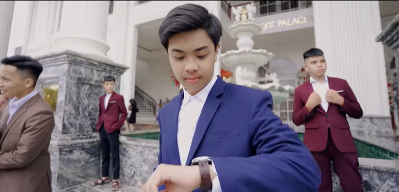 The yearbook photo of the 'rich son' style of a 9th grade student in Quang Tri is controversial