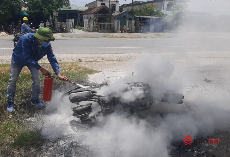 Ha Tinh: Family conflict, husband set fire to car, wife fled in panic