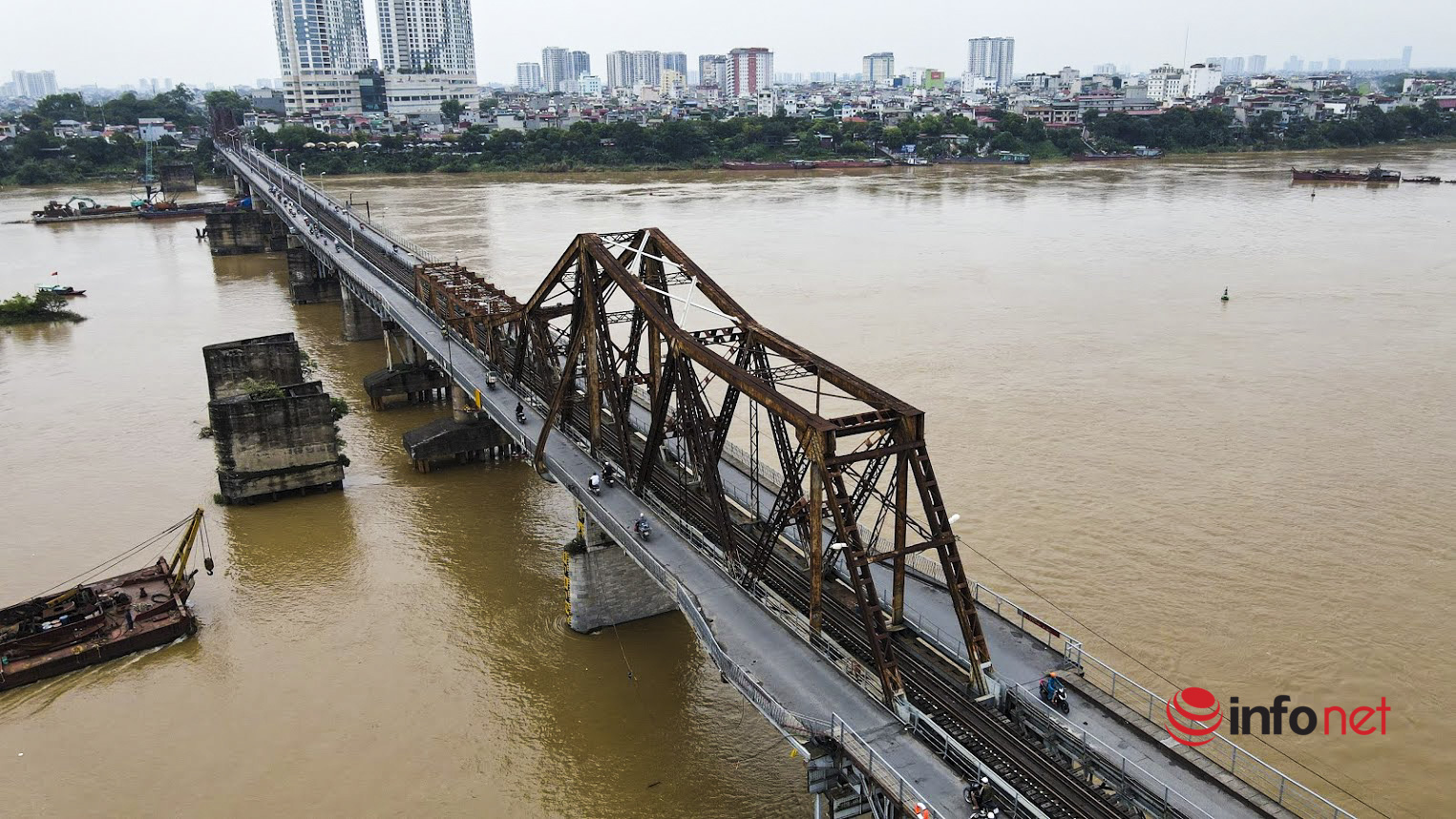 Cầu Long Biên thủng lỗ chỗ, nhìn xuyên xuống lòng sông