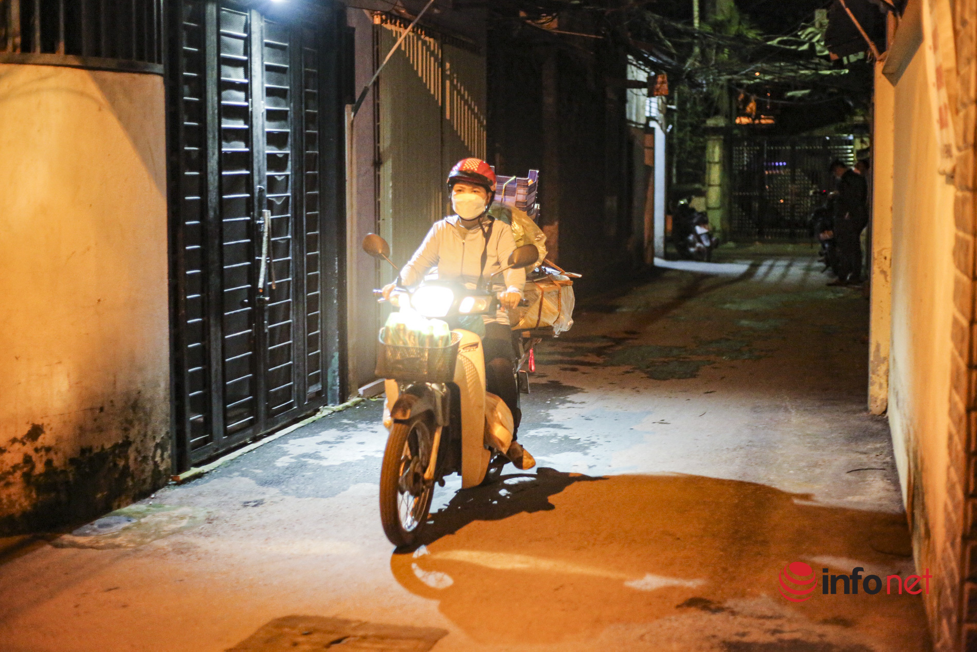 Dân làng xôi Phú Thượng 'thổi lửa' từ nửa đêm, tất tả gói hàng phục vụ Tết Đoan ngọ