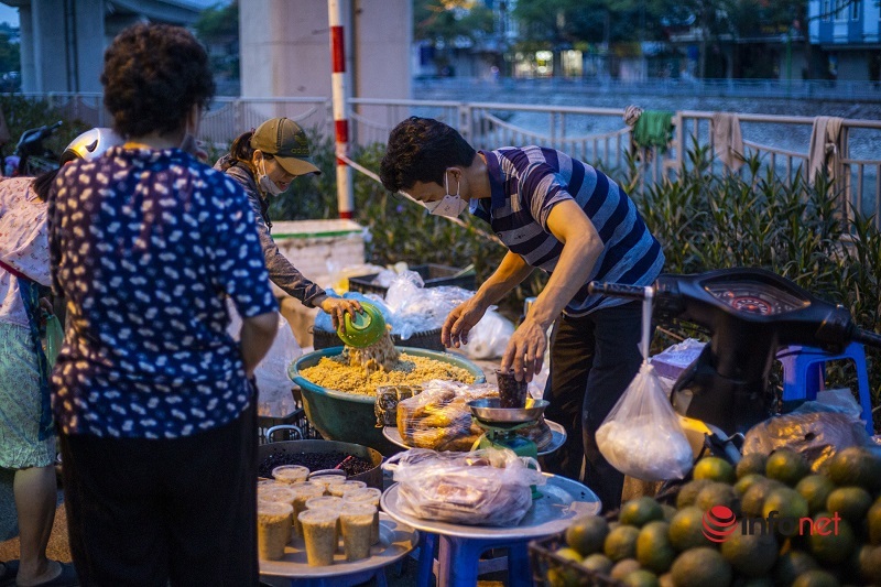 Doan Ngo New Year, glutinous wine, fruit stalls in Hanoi’s market do not stop customers from early in the morning