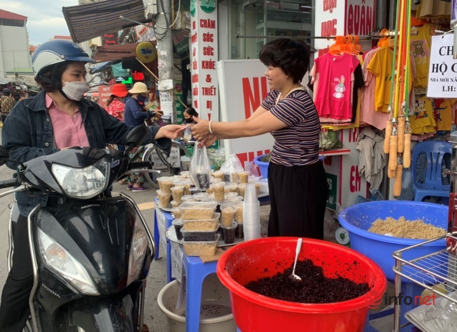 Small merchants sell a couple of weights of glutinous rice wine and a ton of lychee on the day of the Dragon Boat Festival